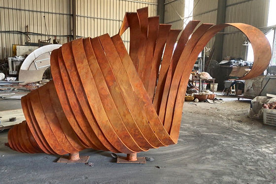 Un bon prix. Le grand jardin en acier extérieur en métal de sculpture en Corten ornemente 2.7m longs en ligne