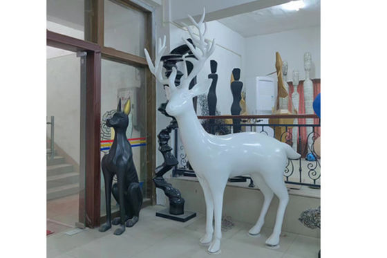 Un bon prix. Statue d'animal en fibre de verre sculpture de cerf blanc pour la décoration extérieure en ligne