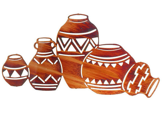 Un bon prix. Finition rouillée en métal en mur de sculpture d'indigènes de forme intérieure contemporaine de poterie en ligne