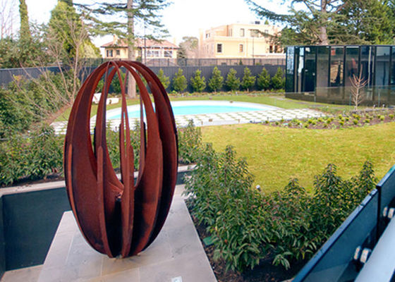 Un bon prix. Oeuf rouillé d'ornement de jardin en métal de diverse de taille de cavité sculpture en acier en Corten formé en ligne