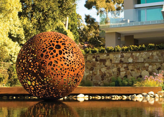 Un bon prix. Sculpture creuse en boule découpée par acier sensible de Corten pour la décoration de jardin en ligne