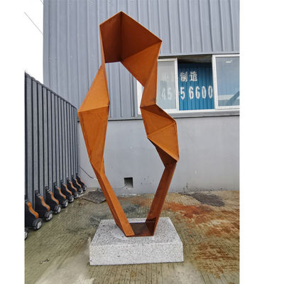 Un bon prix. Sculpture géométrique abstraite hauteur 120 cm en acier corten résistant aux intempéries avec finition rouillée en ligne