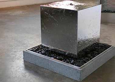 Un bon prix. L'eau de piscine de rectangle comporte les caractéristiques extérieures de l'eau d'acier inoxydable en ligne
