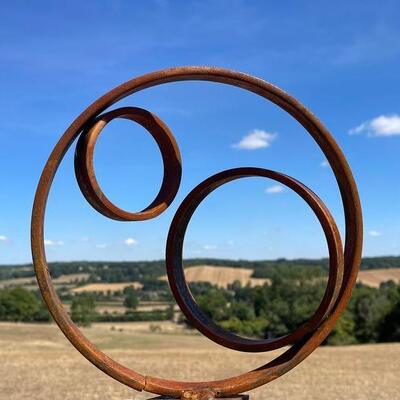 Un bon prix. Grande sculpture abstraite de jardin en corten moderne avec anneau circulaire en ligne