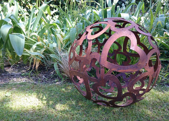 Un bon prix. Boule en acier de jardin en métal de sphère creuse de sculpture en Corten de modèle de grand coeur en ligne