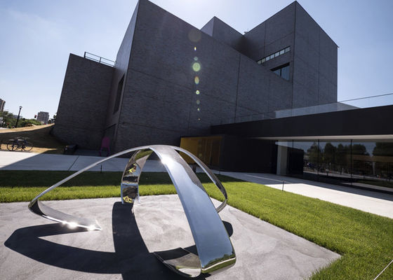 Un bon prix. Sculpture extérieure contemporaine unique en métal de finition de miroir pour la décoration carrée en ligne