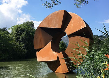 Un bon prix. Sculpture en acier en Corten de pièce forgéee, sculpture rouillée en métal de paysage urbain en ligne