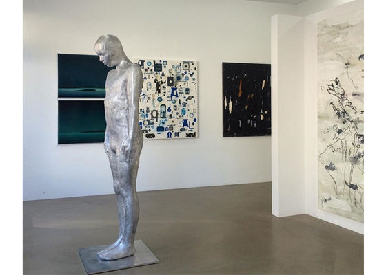 Un bon prix. Sculpture debout en chiffre solides solubles d'acier inoxydable d'homme de finition grandeur nature de Matt en ligne