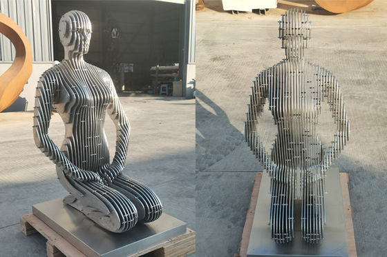 Un bon prix. Sculpture en femme d'agenouillement d'acier inoxydable de finition balayée en ligne