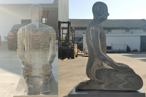 Un bon prix. Statue balayée moderne d'homme de l'agenouillement 316 d'acier inoxydable en ligne