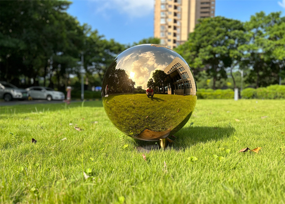 Sculpture de boule en acier inoxydable en miroir d'or pour la décoration de jardin