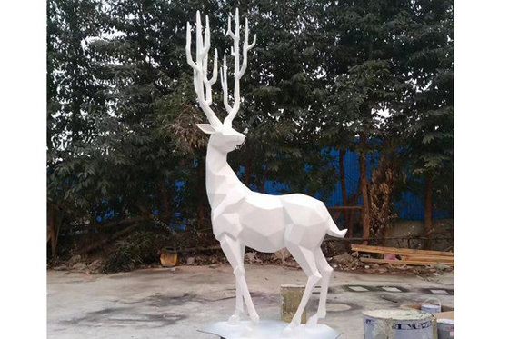 Sculpture d'animaux en plein air Statue de cerf en fibre de verre Couleur blanche