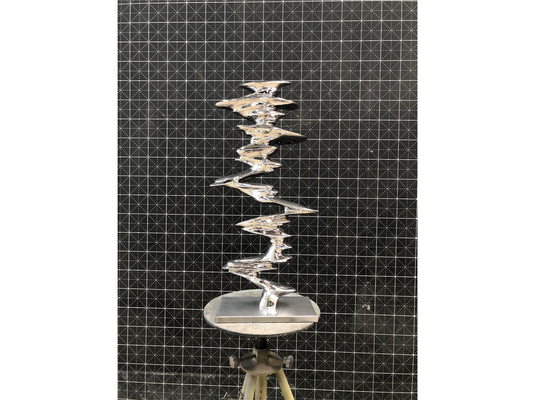 Un bon prix. Sculpture en acier inoxydable à colonne tordue et polissée pour jardin ou décoration intérieure en ligne