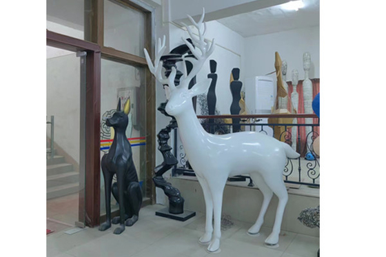 Statue d'animal en fibre de verre sculpture de cerf blanc pour la décoration extérieure