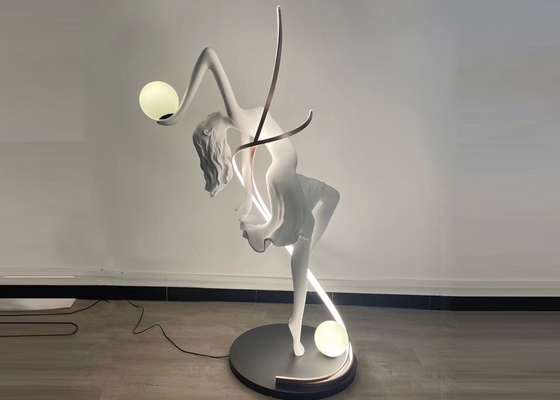 Décoration du jardin et de la maison Femme blanche peinte Sculpture en acier inoxydable avec des lumières