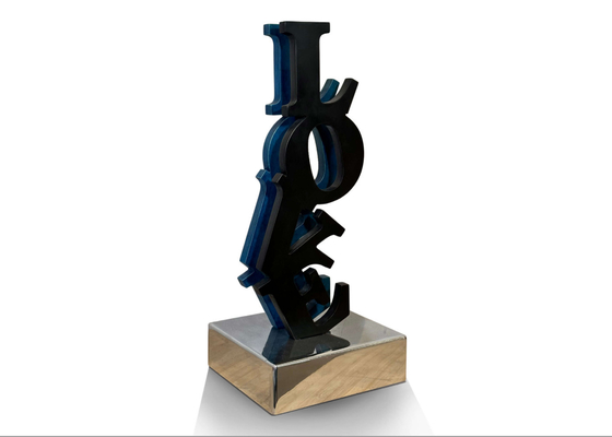 Art décoratif en acier inoxydable noir et bleu sculpture d'amour avec base polie