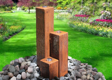 Un bon prix. Taille en acier de la forme 50/70/100cm de colonne de la caractéristique trois de l'eau de Corten de pelouse en ligne