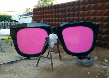 Un bon prix. Acier inoxydable de sculpture géante en lunettes de soleil d'art de sculpture en métal avec les verres roses en ligne