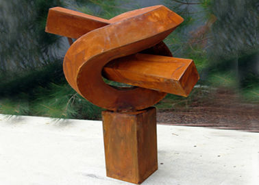 Un bon prix. Le public moderne créatif s'est rouillé la sculpture en acier en Corten pour le message publicitaire en ligne