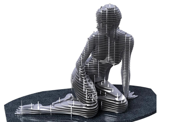 Statue de l'homme à genoux en acier inoxydable 316 modernement brossé
