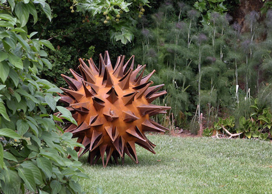Taille personnalisée Sculpture en acier corten en boule d'épine métallique de jardin rouillée