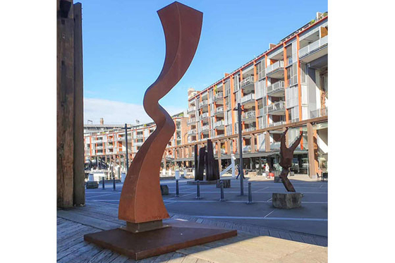 Sculpture en acier corten contemporaine de jardin fabriquée à la main