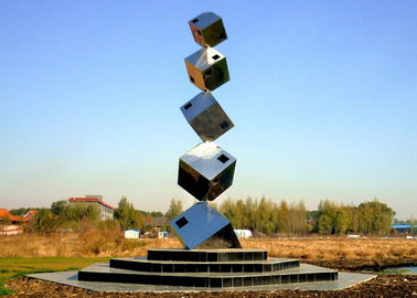 Un bon prix. Le grand jardin poli sculpte le métal, sculptures en art d'acier inoxydable de tour de cube en ligne