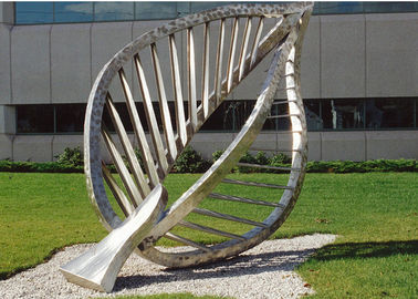 Un bon prix. Grande sculpture extérieure en métal d'art contemporain, sculptures en jardin en métal de feuille en ligne