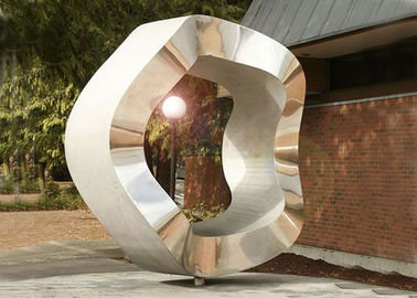 Un bon prix. Sculpture contemporaine en acier inoxydable de large échelle tordue autour de l'épaisseur de 2mm en ligne