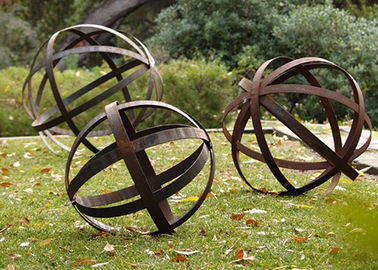 Un bon prix. La boule en acier creuse de pelouse de Corten s'est rouillée taille de coutume de sculptures en jardin en métal en ligne