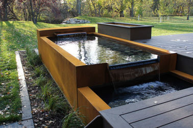 Un bon prix. Sculpture moderne extérieure rouillée formée en caractéristique en acier de l'eau de Corten en ligne