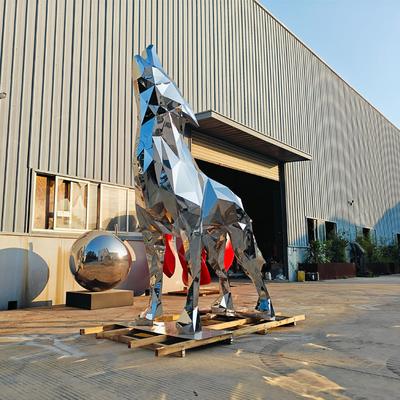 Un bon prix. Sculpture géante de loup géométrique en acier inoxydable de 3 mètres en ligne