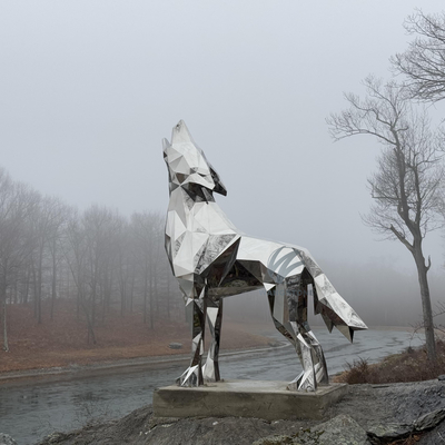 Grande sculpture d'animal géométrique en acier inoxydable en plein air Statue de loup hurlant