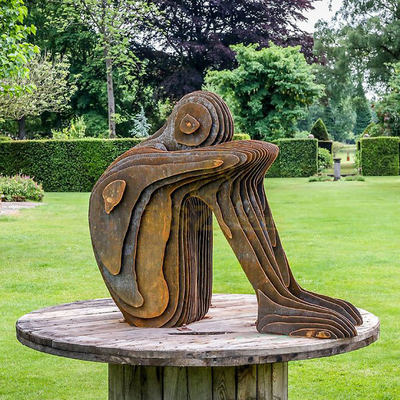 Art métallique abstrait Sculpture de figure humaine en acier corten Stylé Artisanat métallique moderne
