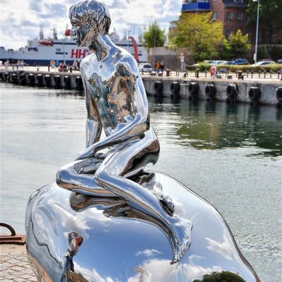 Un bon prix. Figure grandeur nature moderne grande sculpture d'homme en acier inoxydable extérieur en ligne