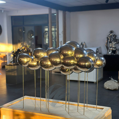 Un bon prix. Sculpture en forme de nuage abstraite en acier inoxydable moderne en finition miroir en ligne
