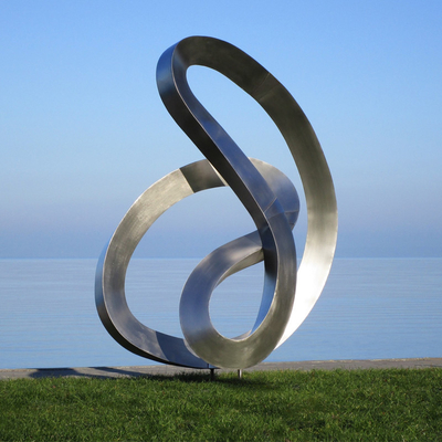 Un bon prix. Sculpture en ruban fluide en acier inoxydable brossé Art contemporain réfléchissant pour les espaces de luxe en ligne