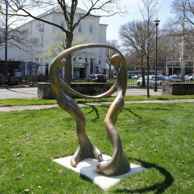Statue de la sirène en bronze dans le jardin
