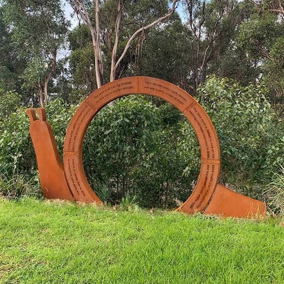Un bon prix. Sculpture en acier Corten patiné en forme d'escargot pour la décoration de jardin en ligne