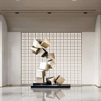 Un bon prix. Cube d'or sculpture métallique - sculpture géométrique moderne en ligne