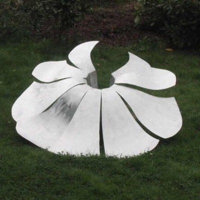 Un bon prix. Sculpture en métal inoxydable décorative de jardin en forme de fleur d'art moderne en ligne