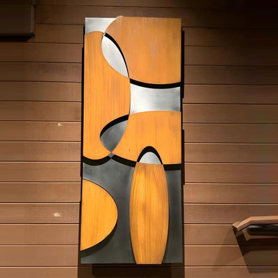 Un bon prix. La muse géométrique. Une sculpture murale en métal conçue par un artiste. en ligne