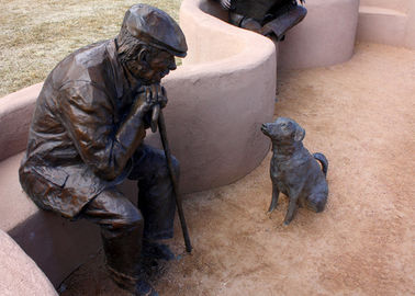 Un bon prix. Vieil homme et statue en bronze de chien pour la décoration de public de jardin en ligne