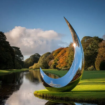 Sculpture de lune en acier inoxydable