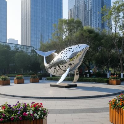 Sculpture moderne de baleine en acier inoxydable en plein air avec une surface miroirée polie et pointillée pour la décoration artistique du jardin