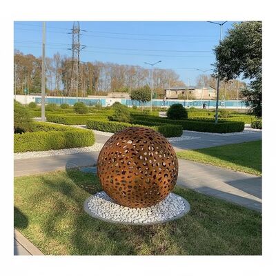 Un bon prix. Sculpture de sphère en acier corten. en ligne