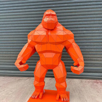 Sculpture de gorille en acier inoxydable peinte géométriquement