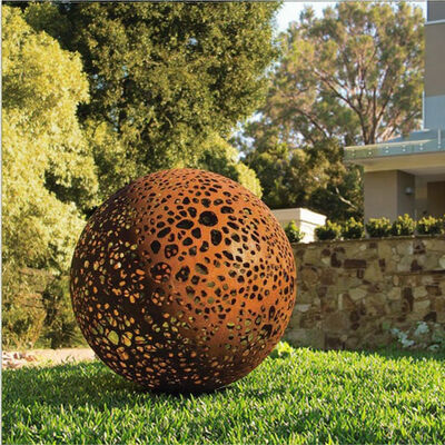 Un bon prix. Grand jardin décoratif en acier corten sculpture de sphère métallique creuse rouillée avec conception perforée pour l'art de paysage extérieur en ligne