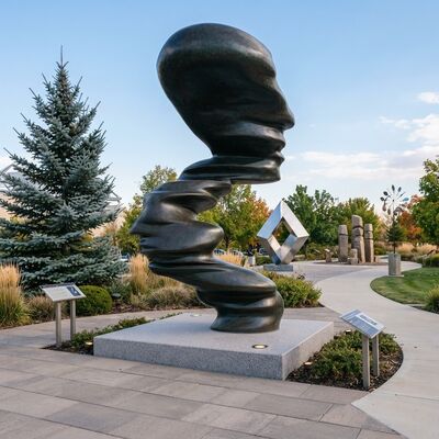 Un bon prix. Sculpture abstraite en bronze de grande taille représentant une figure humaine au visage tordu de profil, colonne, statue moderne d'extérieur, paysage de jardin, art public En ligne