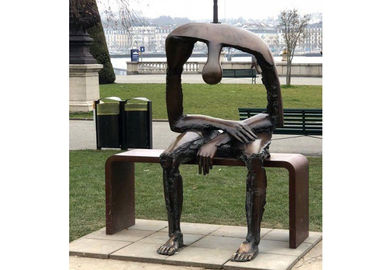 Jardin en bronze grandeur nature de statue se reposant sur la sculpture isolée en homme d'abrégé sur banc